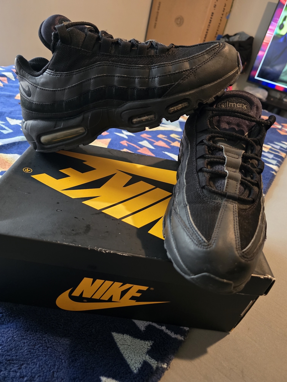 Nike Air Max 95 Triple Black Sneakers CI3705-001 Men's Size 10 great condition..